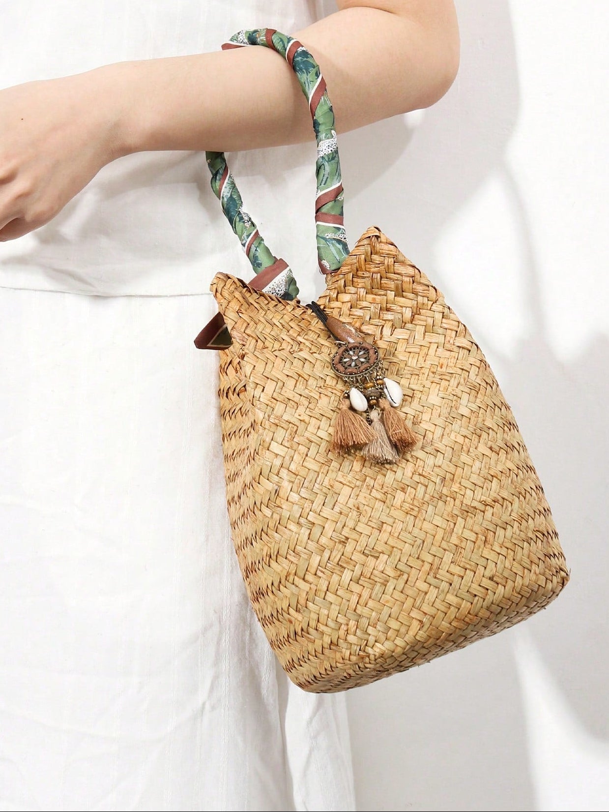 Bohemian Vacation Style Su Pure Handmade Woven Straw Woven Bucket Bag Handbag French Retro Woven Bag Versatile Daily Commuting Fashion Business Leisure Tourism Beach Wedding, Outing, Vacation, Beach (Pure Natural Straw Woven Color Has Slight Differences)